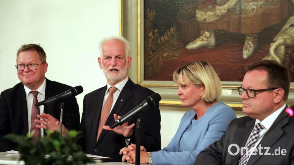 Talkrunde zum 25-Jährigen (von links): OB Michael Cerny, Alt-OB Wolfgang Dandorfer, OTH-Präsidentin Andrea Klug und ihr Vorgänger Erich Bauer. Bild: Wolfgang Steinbacher