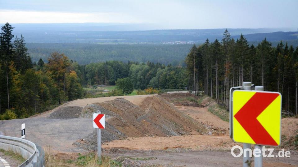 Massen an Erdaushub wurden von der einen Seite des Hessenreuther Berges auf die andere gebracht. Richtung Pressath werden sie als Auffüllmaterial verwendet, damit die Strecke flacher und gleichmäßiger verläuft. Bild: Gabi Schönberger