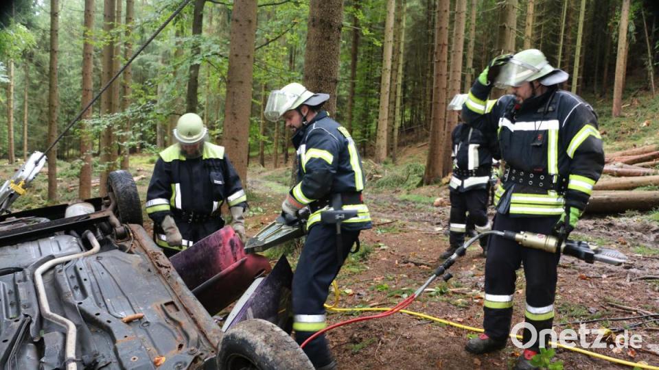 Rettungsspreizer und Schneidgerät kommen zum Einsatz. Bild: bsc