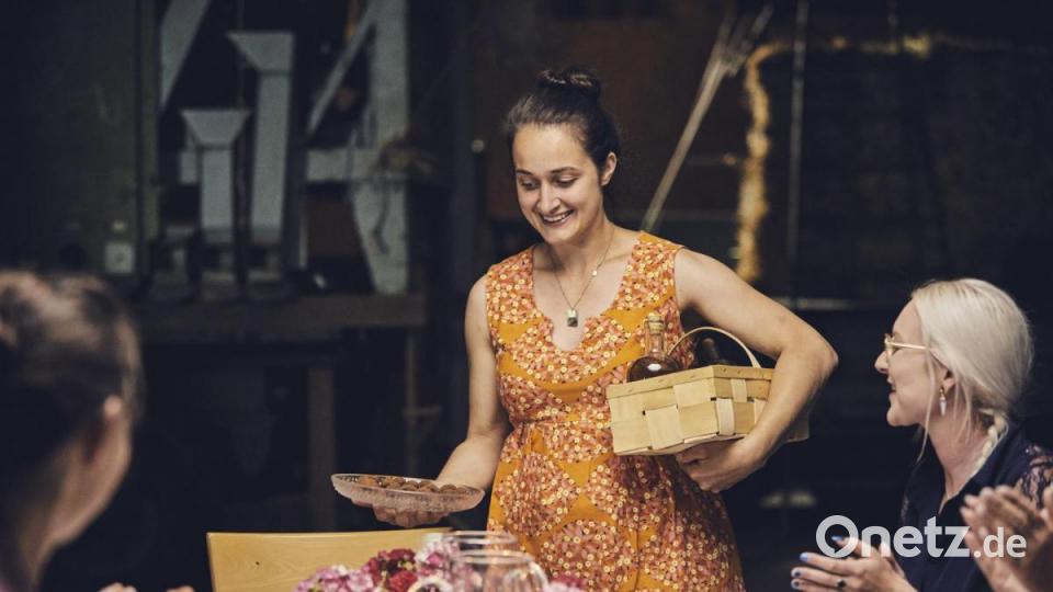 Schirin Oeding kommt zu ihren Gästen. Bild: Philipp Thurmaier