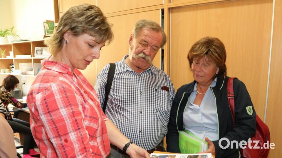 Anna Ježkova zeigt den Gästen aus Deutschland ihr kleines Archiv über die bereits erlebten Aktionen der Partnerschulen. Bild: Gerhard Götz