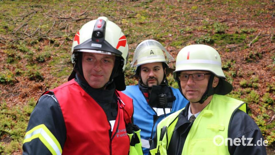 Lagebesprechung zwischen Einsatzleiter Christian Bischof (rechts) und Kommandant Christian Höcht (links). Bild: bsc