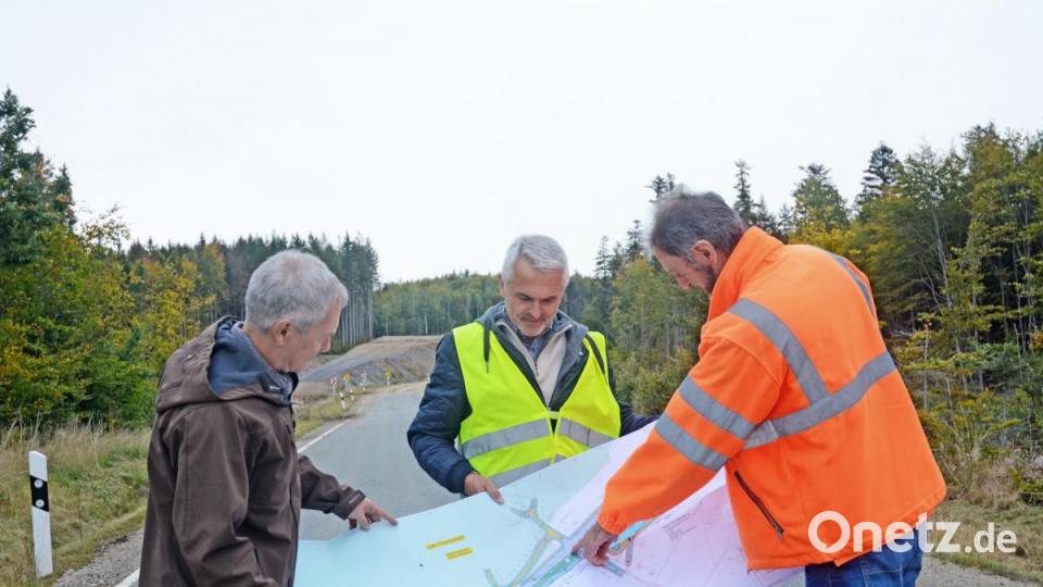 Gerhard Kederer, Hans Gschrey und Richard Trescher (von links) bei der Besprechung des Straßenausbaus. Bild: Gabi Schönberger
