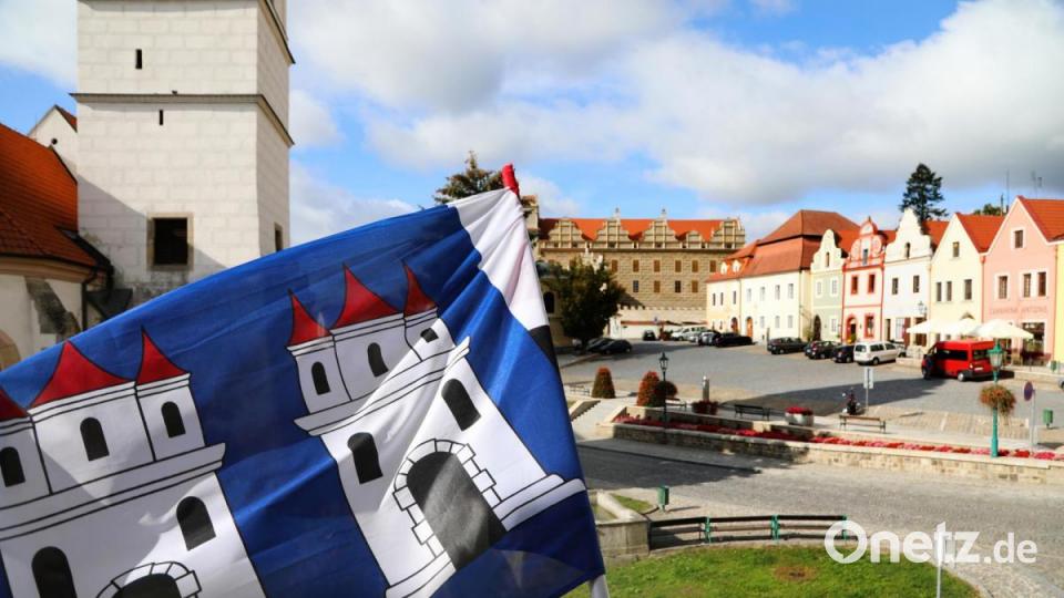 Am Rathaus Horšovský Týn weht die Nabburger Flagge als Zeichen der Verbundenheit. Bild: Gerhard Götz