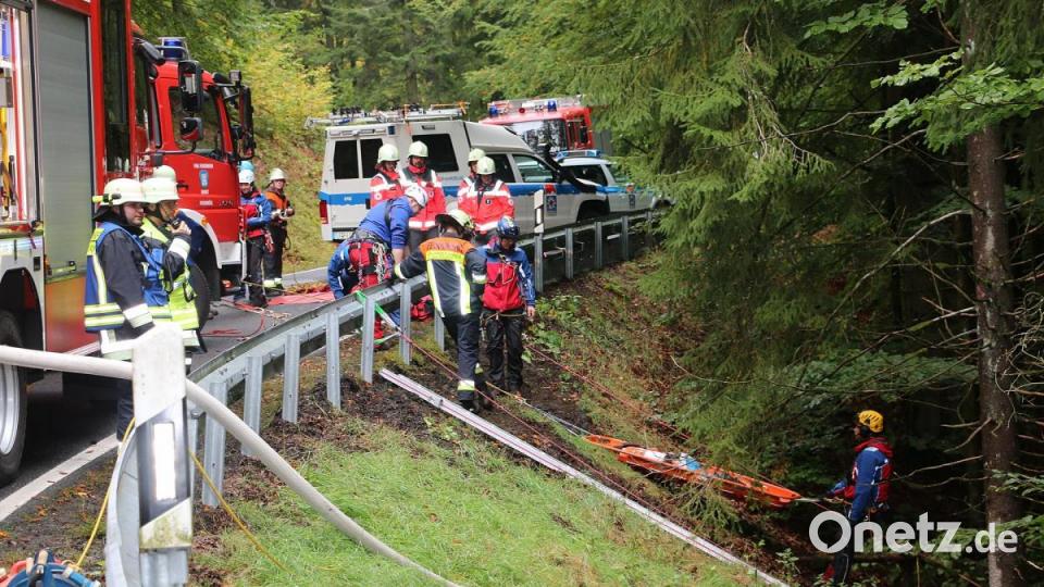 „Verkehrsunfall mit zwei eingeklemmten Personen in unwegsamem Gelände“, lautete die Ausgangslage bei einer groß angelegten Übung von Feuerwehren und Bergwacht. Bild: bsc
