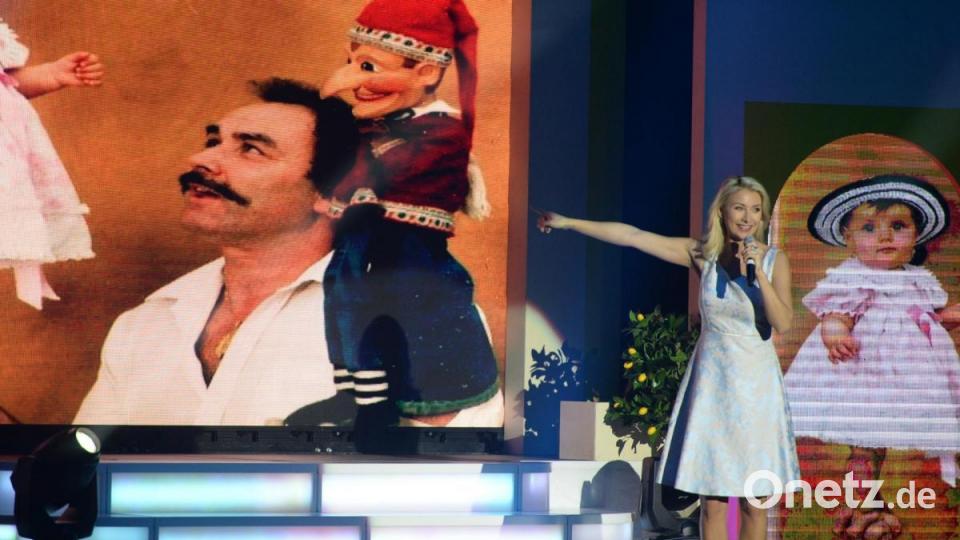 Anna-Carina Woitschack beim Auftritt im ACC bei "Immer wieder Sonntags". Bild: Andreas Brückmann