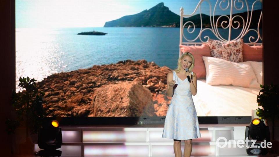 Anna-Carina Woitschack beim Auftritt im ACC bei "Immer wieder Sonntags". Bild: Andreas Brückmann