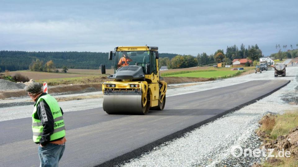 Die erste Asphaltschicht wird gewalzt. Bild: Gabi Schönberger