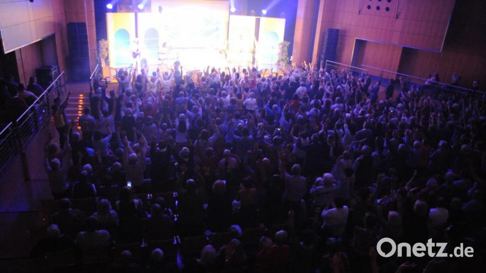 Die Hände zum Himmel im ACC. Bild: Andreas Brückmann