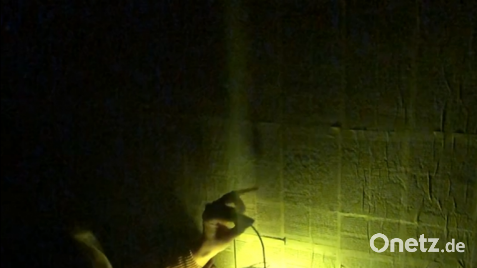 Nur mit einer Lampe begehen die Besucher den stockfinsteren Escape-Room. Bild: exb