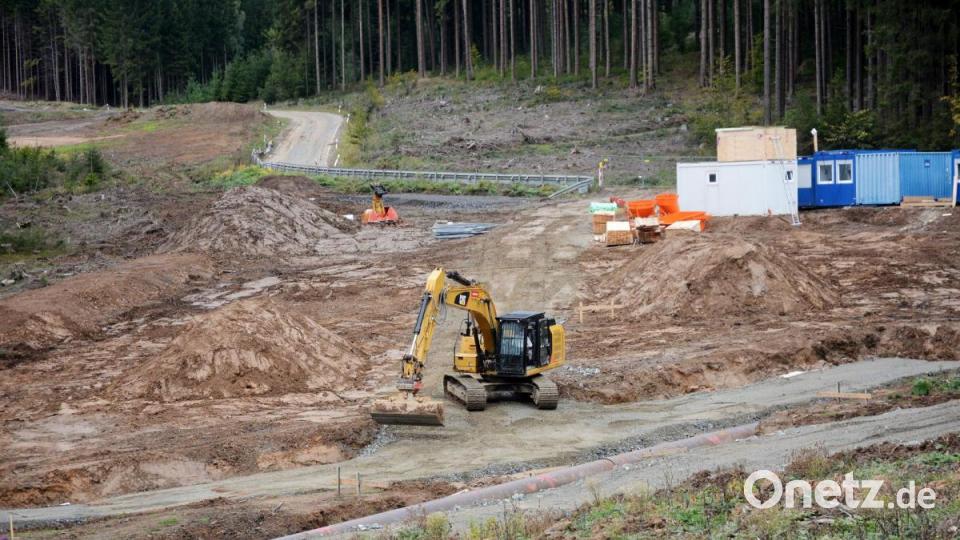 Noch ist der Straßenverlauf über den Hessenreuther Berg in weitesten Teilen eng und kurvig. Doch für den nächsten Streckenabschnitt werden schon die Vorbereitungen getroffen. Bild: Gabi Schönberger
