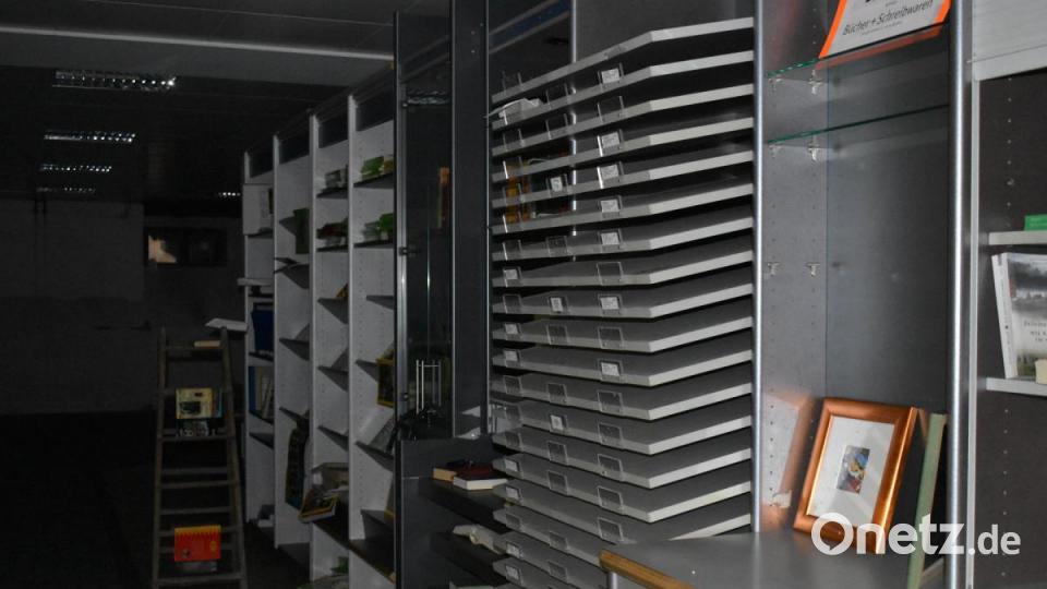 Die Regale der ehemaligen Buchhandlung mussten mit allen möglichen Bücher gefüllt werden. Bild: sbt