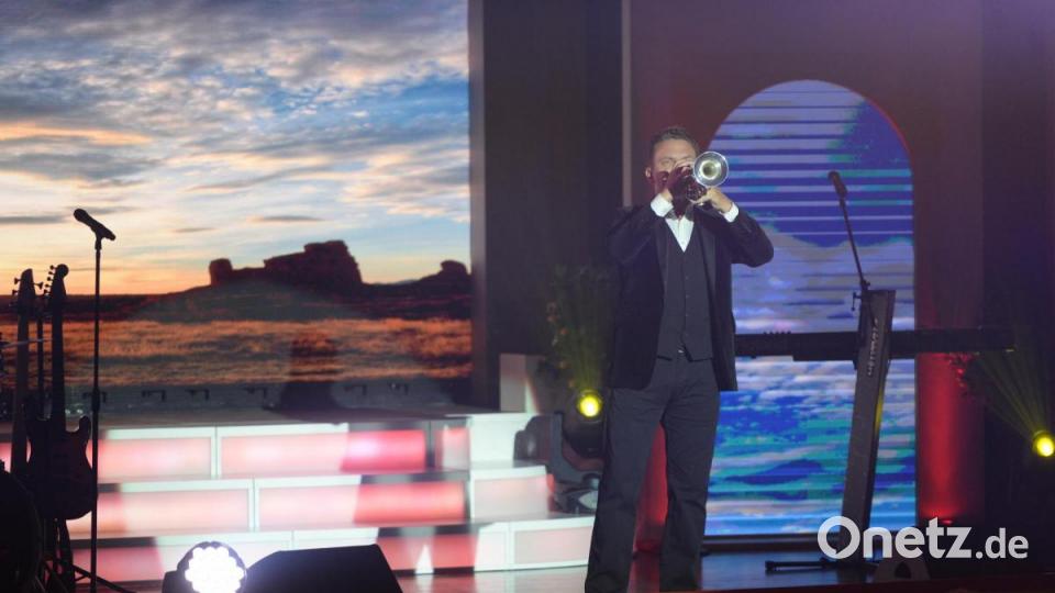 Stefan Mross mit seinem Lieblingsinstrument durfte natürlich nicht fehlen. Bild: Andreas Brückmann