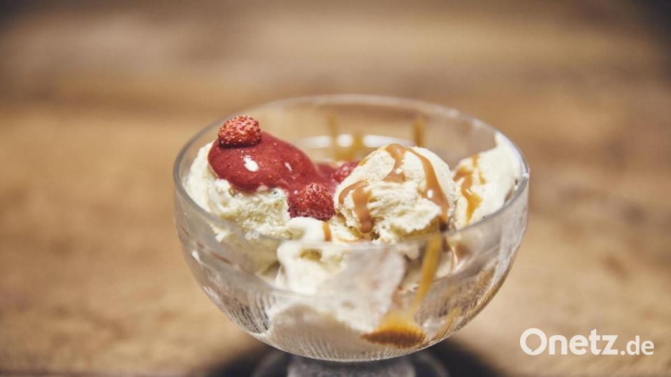 Nachspeise: Ziegenmilch-Eis mit Walderdbeeren und Ziegenmilch-Karamell. Bild: BR/megaherz gmbh/Philipp Thurmaier
