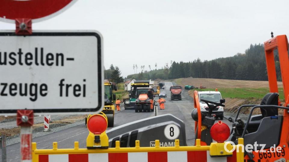 Auf der B 299 zwischen Pressath und Erbendorf wird fleißig gebaut. Das erste Teilstück bei Aschen- und Eppenhof ist ab Mitte Oktober fertig. Bild: Gabi Schönberger