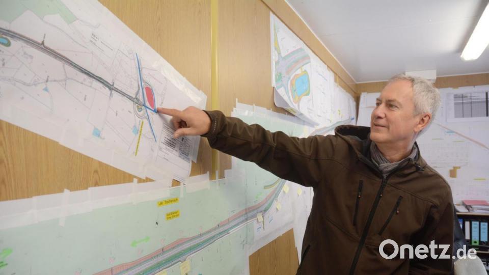 Gerhard Kederer zeigt am Plan, wo überall ausgebaut wird. Bild: Gabi Schönberger