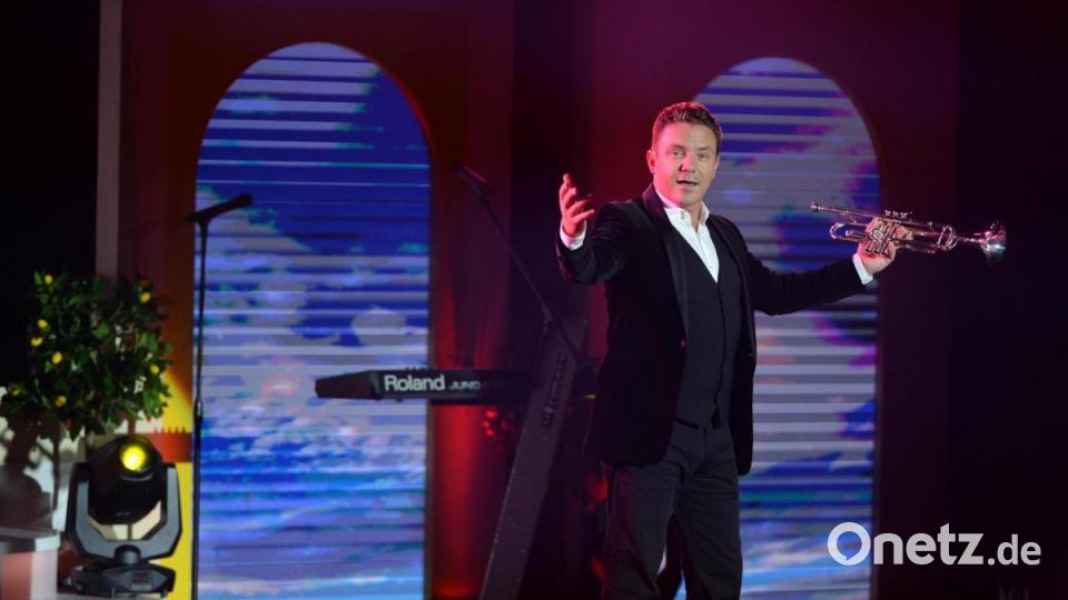 Stefan Mross mit seinem Lieblingsinstrument durfte natürlich nicht fehlen. Bild: Andreas Brückmann