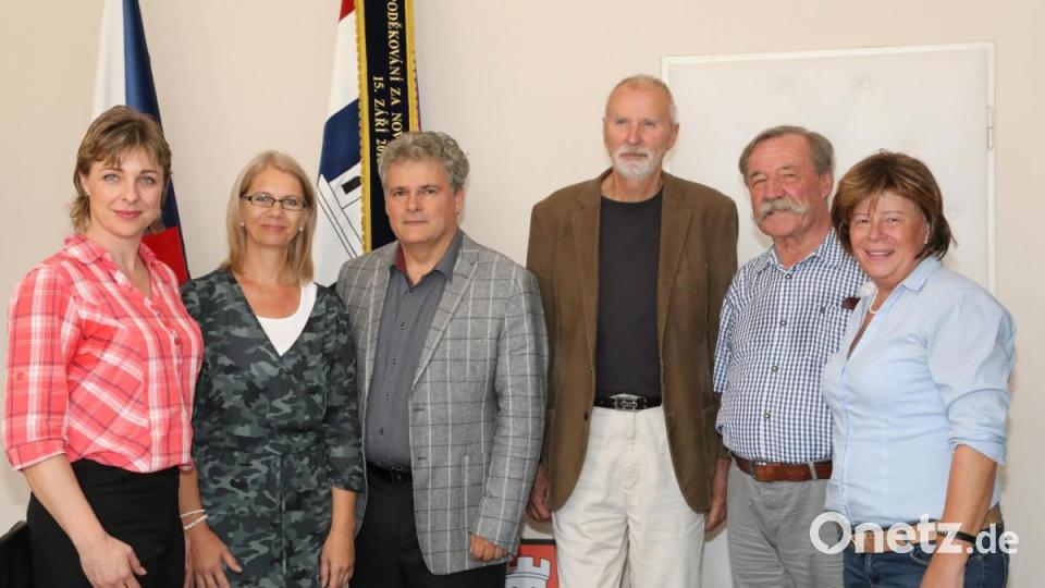 Anna Ježkova (Deutschlehrerin), Leona Císlerová (Tourist-Information), Josef Holeček (Bürgermeister), Ludek Thomayer (Historiker), Josef Götz (Arbeitskreis) und Martina Klose (Gästeinformation Nabburg) im Rathaus von Horšovský Týn. Bild: Gerhard Götz