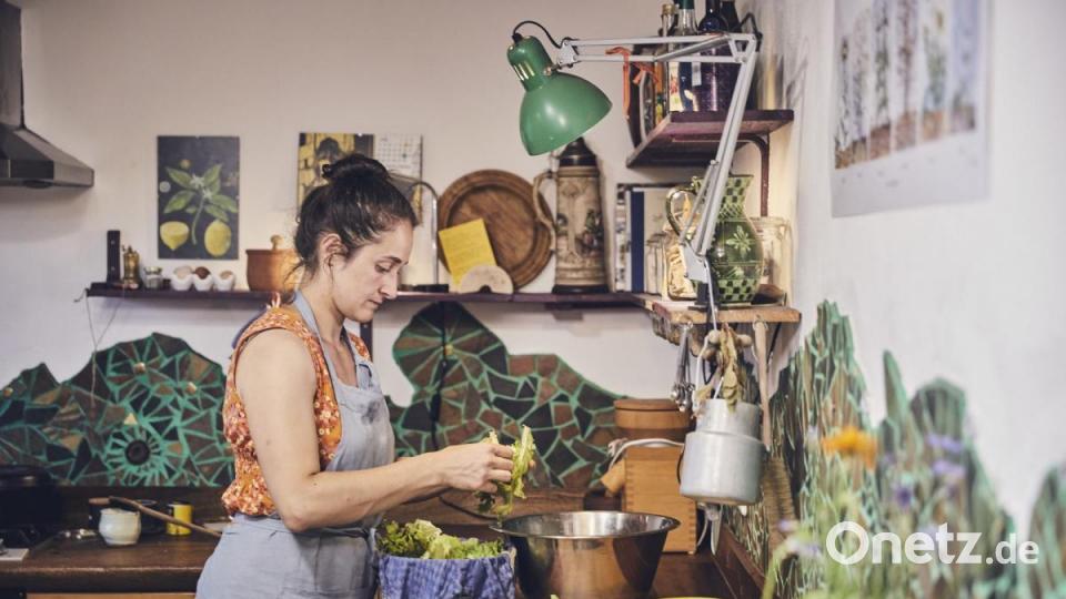 Schirin Oeding bereitet die Vorspeise zu. Bild: BR/megaherz gmbh/Philipp Thurmaier