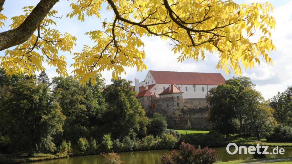 Von der Grund- und Mittelschule Horšovský Týn gelangt man direkt in den Schlosspark mit Blick eines der beiden einzigen Schlösser in Tschechien. Bild: Gerhard Götz