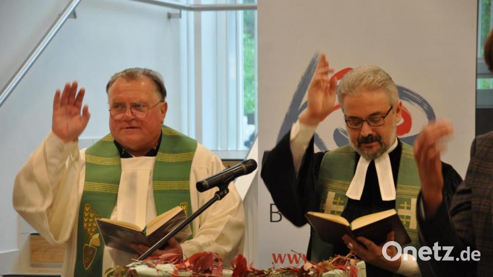 Die Pfarrer Reinhard Forster und Dirk Grafe (von links) spendeten der Jugendstätte den Segen. Bild: ak