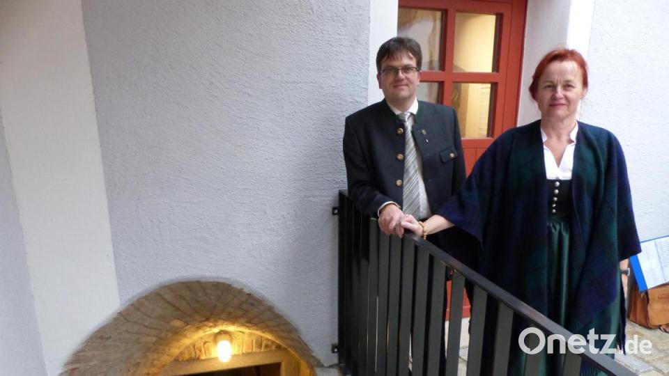Bürgermeister Markus Dauch und Brigit Symader vom Arbeitskreis für Erdstallforschung vor dem Eingang zum Kellergewölbe. Bild: anv