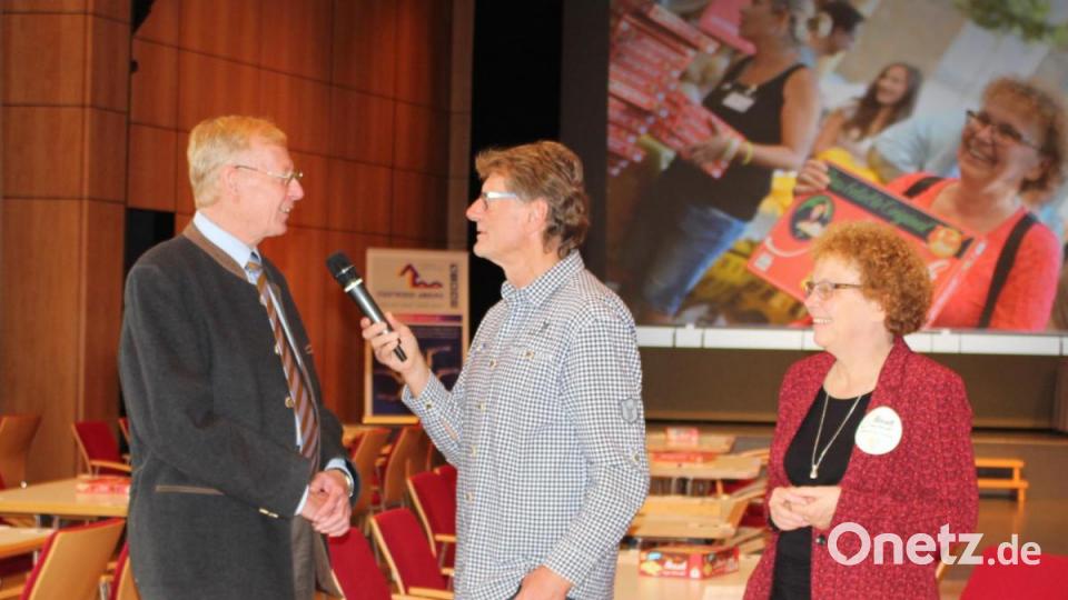 Stadtarchivar Johannes Laschinger (links) im Gespräch mit Moderator Richard Langfelder und Initiatorin Brigitte Netta über die Entstehung des Brettspiels. Bild: dwi