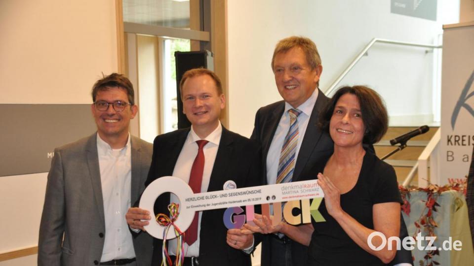 Architektin Martina Schwarz überreichte den symbolischen Schlüssel an Landrat Hermann Hübner, Kreisjugendringvorsitzenden Christian Porsch und Matthias Fack, Präsident des Bayerischen Jugendrings (von rechts). Bild: ak