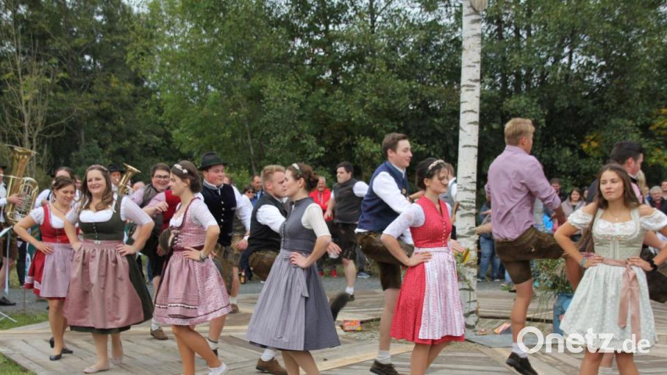 Schwungvoller Tanz bei der "Bertzhofer Kirwa". Bild: frd