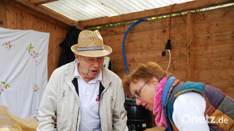 Auch der 80-jährige Bäckermeister Siegfried Stähli beteiligte sich wieder mit seinem Kartoffel-Apfelstrudel und seiner ehemaligen Verkäuferin Lucia Stoll als Helferin am Fest. Bild: enz