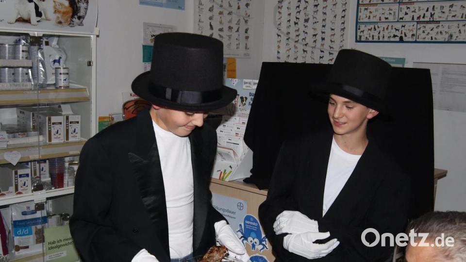 Wie macht man aus einem Stoffhasen einen leckeren Braten? Die beiden jungen Burschen, Luka Thar und Moritz Bittner, kennen das Geheimnis und zeigten es in der Tierarzt-Gemeinschaftspraxis Dr. Konrad Gradl, Dr. Klaus Jäger und Johannes Schmidt. Bild: mfh