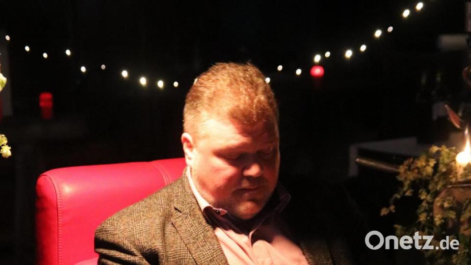 Fast unverzeihlich,der bekannte Oberpfälzer Autor Fabian Borkner ließ in der Schlosserei Kalkbrenner den Rosenberger Bräu sterben. Bild: mfh