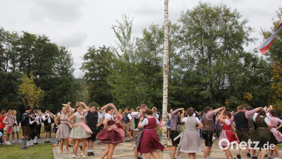 Die "Rucksack-Musi" (links) spielte schneidig auf, als sich die Pertolzhofener Kirwapaare im flotten Tanz um den Baum drehten. Bild: frd