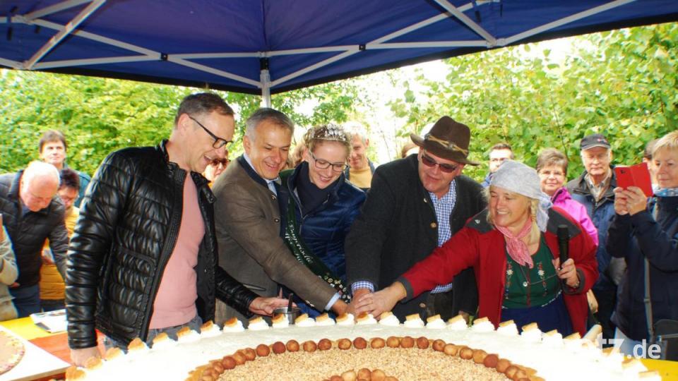 Anschnitt der größten Kartoffel-Torte der Welt: Bürgermeister Bernd Sommer (Waldsassen), Bürgermeister Roland Grillmeier (Mitterteich), die Bayerische Kartoffelkönigin Stephanie III., Bürgermeister Klaus Meyer (Neualbenreuth) und Ideengeberin Brigitte Meyer (von links). Bild: enz