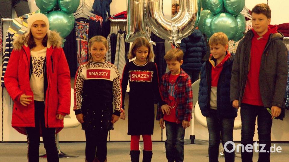 Die Nachwuchsmodels präsentieren die Kindermode. Bild: R. Kreuzer