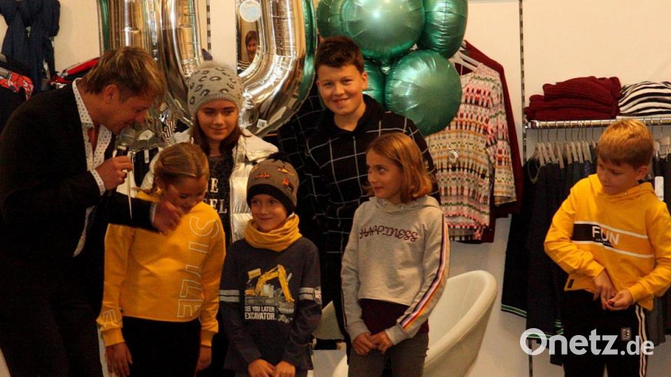 Moderator Jürgen Meyer erklärt die Outfits der jungen Models. Bild: R. Kreuzer