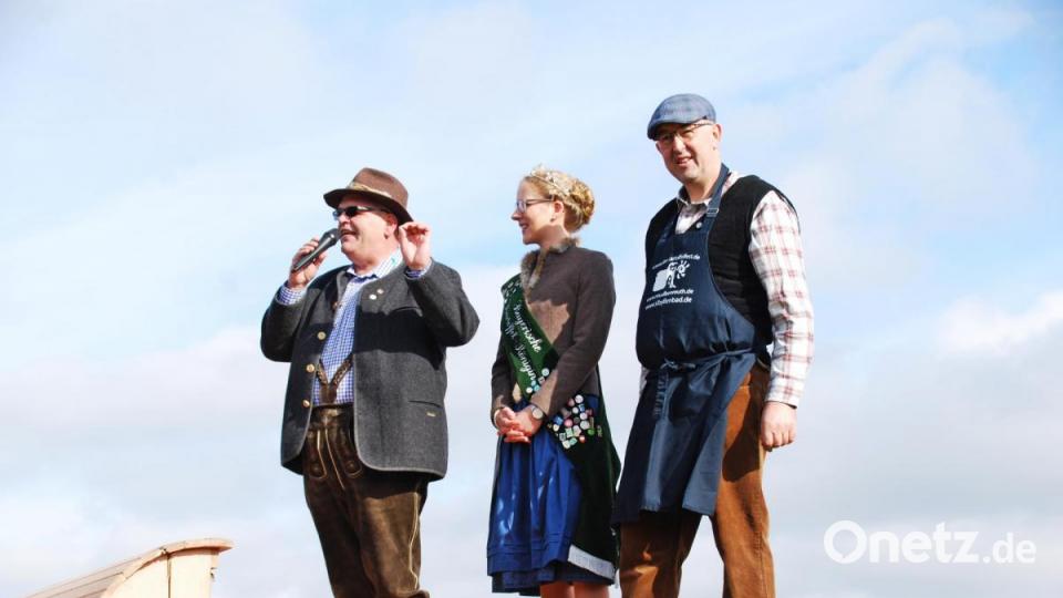 Bürgermeister Klaus Meyer, die Bayerische Kartoffelkönigin Stephanie III. und der Vorsitzende des Fremdenverkehrsvereins, Alfons Schnurrer, (von links) eröffneten das Kartoffelfest. Bild: enz