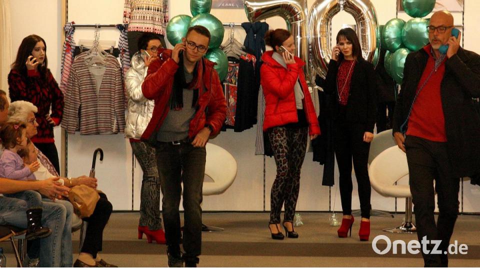 Das Telefon am Ohr: Auch im hektischen Alltag gilt es, trendig gekleidet zu sein. Bild: R. Kreuzer