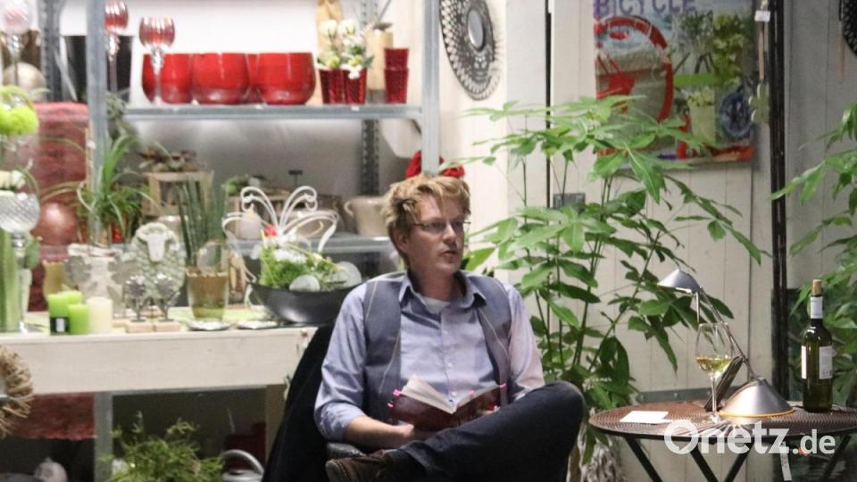 Blumiges Ambiente und klare Worte, die dennoch zu manchem Missverständnis führen. Stefan Thar erklärte die unterschiedlichen Sprachgewohnheiten von Mann und Frau. Bild: mfh