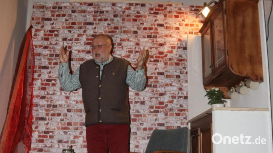 "Der Lösch beim Rösch" trug Anekdoten und Gedichte aus seinem Buch „G´schichtn und Gedichte aas´m Storchbeidl“ vor. Bild: mfh