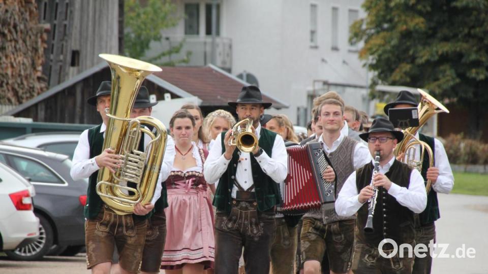Unter der Führung der "Vöichtacher Rucksack-Musi" marschierten die Kirwapaare auf. Bild: frd