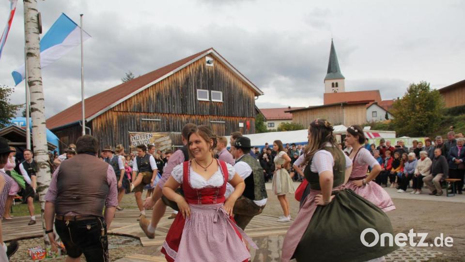 Schwungvoller Tanz um den Kirwabaum Bild: frd