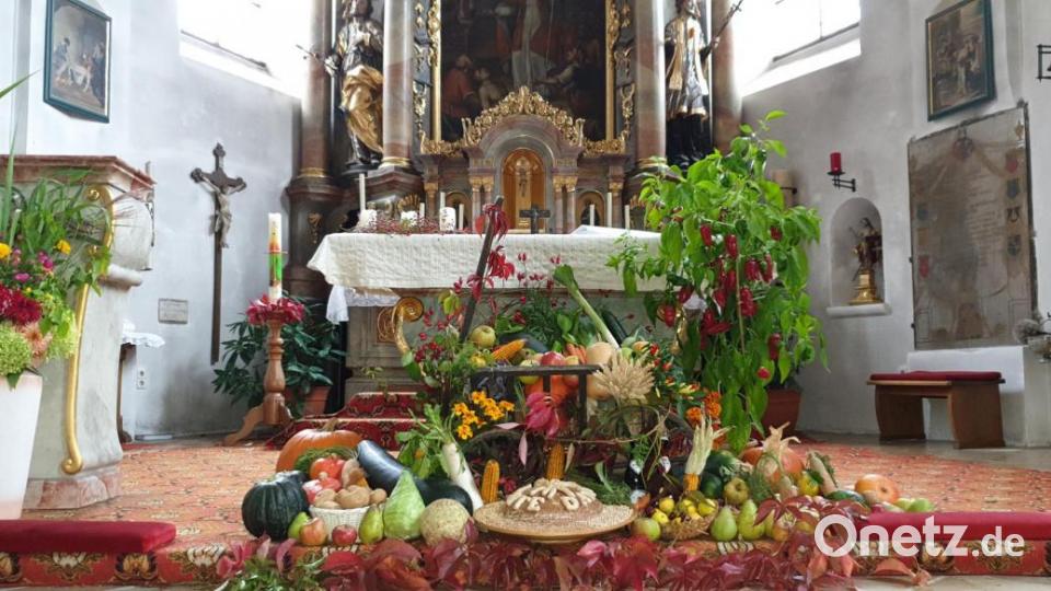 Die Ministranten bauen diesen traditionell jedes Jahr in der Nikolauskirche in Theuern auf. Bild: exb