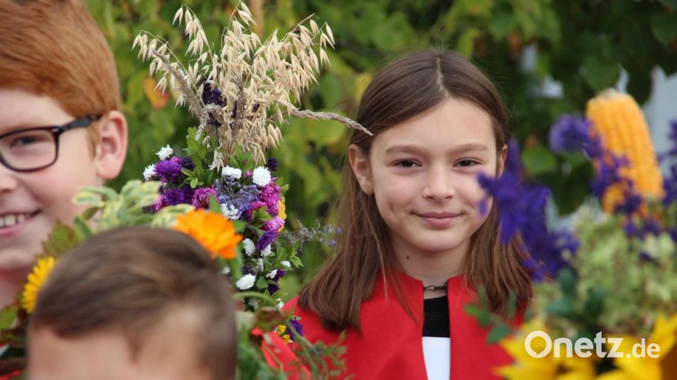 Erntedank ist in der Pfarrei Wutschdorf ein Fest: Die Ministranten tragen die bunten Erntebuschen beim Gottesdienst. Der Musikverein Freudenberg begleitet den Kirchenzug. Bild: gri