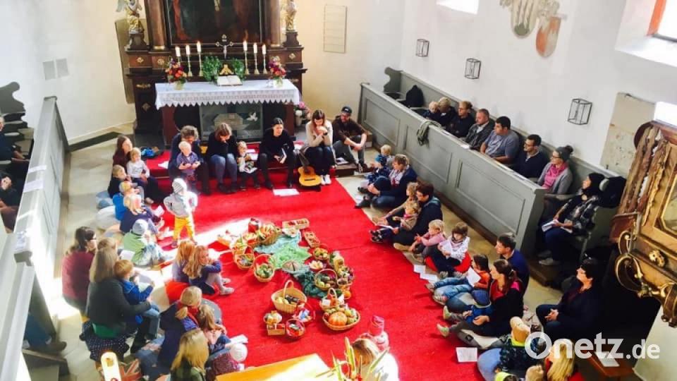 Erntedank-Minigottesdienst der Evangelischen Kirchengemeinde in Neukirchen. Insgesamt waren 60 Kinder und Erwachsene bei dem Gottesdienst dabei. Die mitgebrachten Erntegaben gingen an das Ernst-Naegelsbach-Haus. Bild: exb
