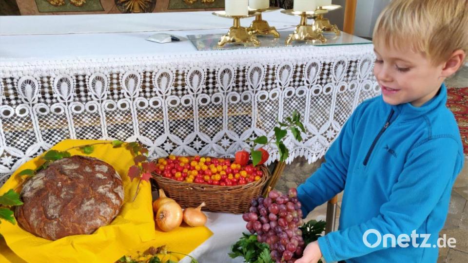 Bereits am vergangenen Sonntag wurde in Ursulapoppenricht das Erntedankfest in der Pfarrkirche gefeiert. Den Gottesdienst gestaltete der Familienchor feierlich mit passenden Liedern. Im Vorfeld gestalteten liebevoll große und kleine Helfer aus der Pfarrei den Erntealtar festlich und bunt. Bild: Nicole Koller