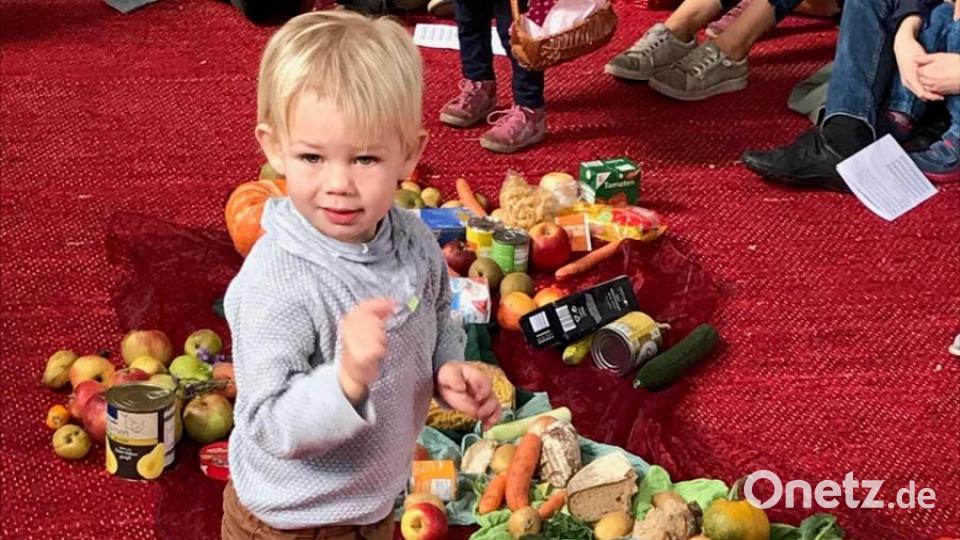 Erntedank-Minigottesdienst der Evangelischen Kirchengemeinde in Neukirchen. Insgesamt waren 60 Kinder und Erwachsene bei dem Gottesdienst dabei. Die mitgebrachten Erntegaben gingen an das Ernst-Naegelsbach-Haus. Bild: exb