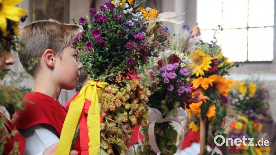 Erntedank ist in der Pfarrei Wutschdorf ein Fest: Die Ministranten tragen die bunten Erntebuschen beim Gottesdienst. Der Musikverein Freudenberg begleitet den Kirchenzug. Bild: gri