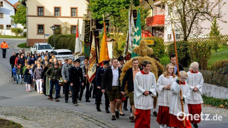 Festzug zur Pfarrkirche St. Michael in Ehenfeld. Bild: fdl