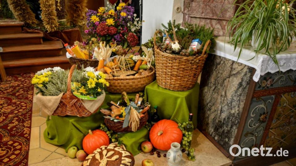 Die Erntegaben der verschiedenen Vereine am Altar der Pfarrkirche St. Michael Bild: fdl